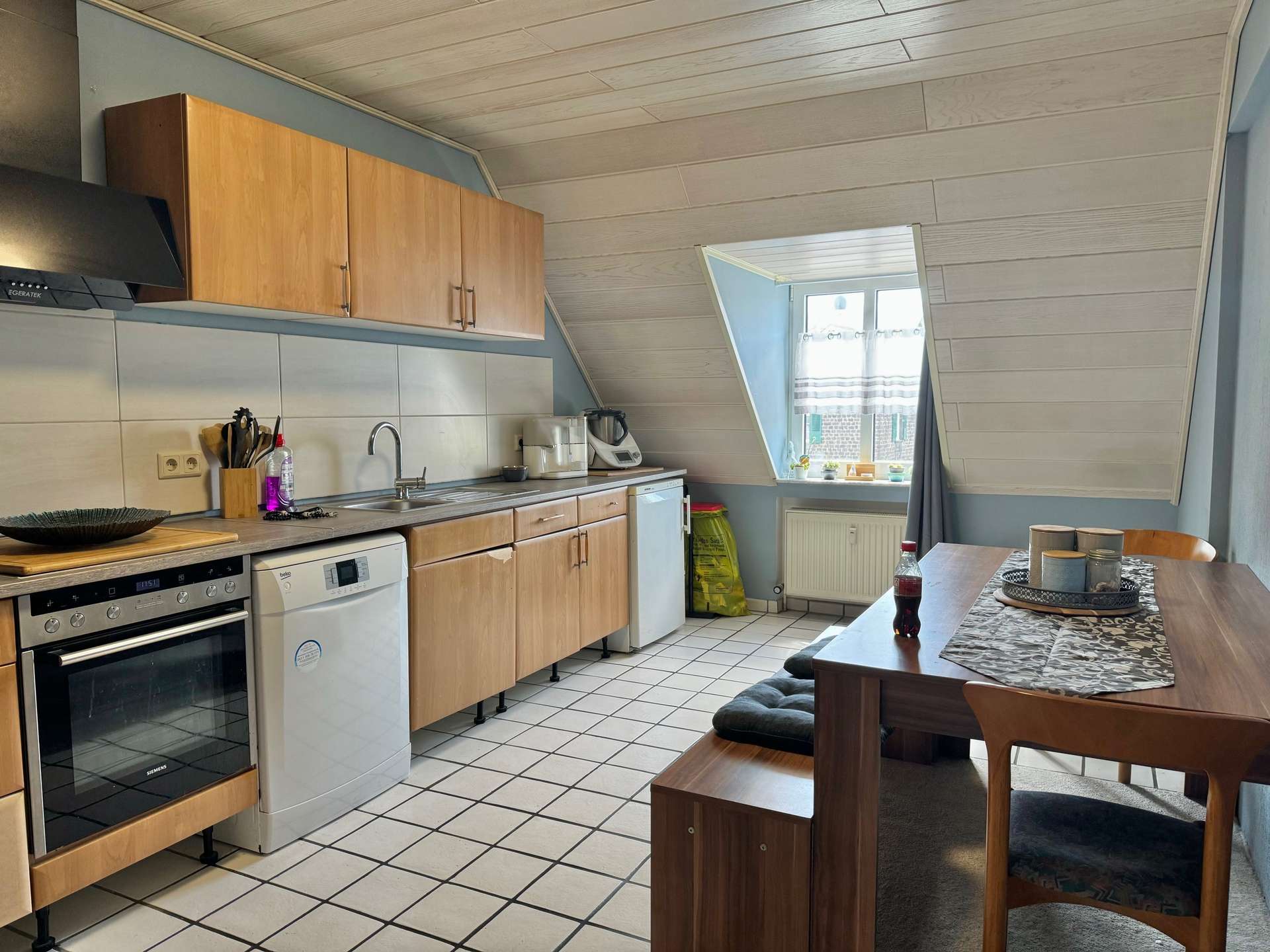 2 Etagen, 2 PKW-Stellpl&auml;tze, 2 B&auml;der, Loggia